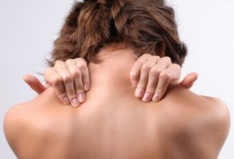 A causa dell'osteocondrosi cervicale, una donna è preoccupata per l'intorpidimento della zona del colletto cervicale