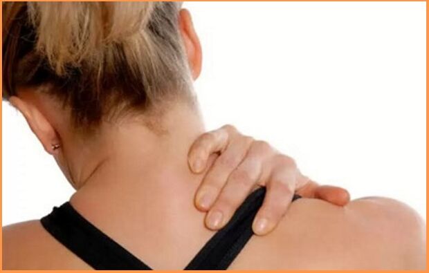 L'osteocondrosi cervicale si manifesta con dolore e rigidità al collo. 