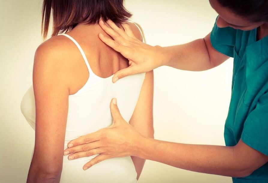 esame da parte di uno specialista per l'osteocondrosi toracica